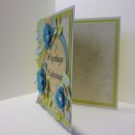 Kartka z niebieskimi kwiatkami - Kartka jest elegancko wykończona również w środku (po obu stronach - prawej i lewej) - miejsce na samodzielne wpisanie życzeń albo doklejenie wkładki z wydrukowanym tekstem.