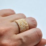 Pierścionek koralikowy kremowy melanż - pierścionek na prezent