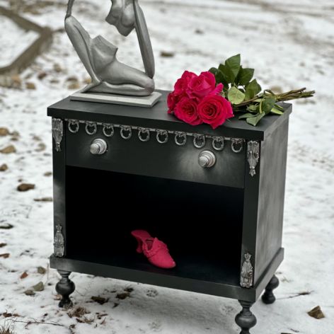 Czarna szafka ze srebrnymi dekorami, oryginalna