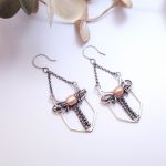 Srebrne kolczyki z różową perłą | Eleganckie kolczyki z motywem miecza - kolczyki z perłą