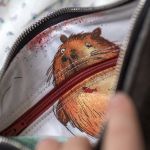 Szara kopertówka na kolorowym pasku w kwiaty - 