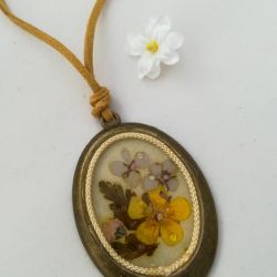 Medalion w polnych kwiatach