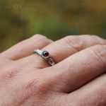 Minimalizm z granatem 02 - granat w srebrze na palec