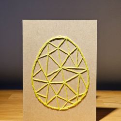 Kartka Wielkanocna - ręcznie haftowana - Pisanka żółto-zielona