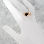 pierścionek z koralików złoto czarny - pierścionek w pionie