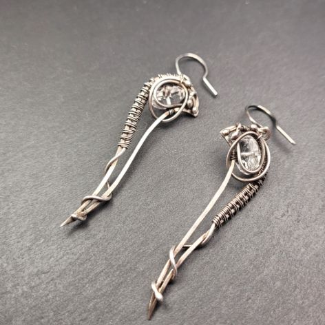 Długie srebrne kolczyki z kryształem – lekkie, eleganckie, ręcznie robiona biżuteria