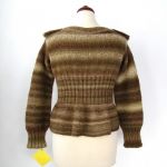 sweterek w brązach, z baskinką i pagonami - 