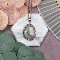 Miedziany ozdobny wisiorek z prehnitem #562