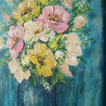 Obraz akryl na płótnie bukiet w wazonie na turkusowym tle - obraz kwiaty szpachelka