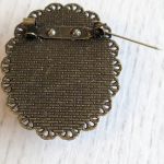 Broszka w ciepłych odcieniach brązu w oprawie koloru starego złota - Z tyłu