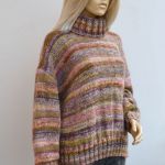 Melanżowy sweter z golfem - sweter na drutach