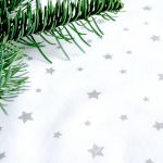 Bieżnik bawełniany świąteczny - srebrne gwiazdki - zbliżenie na dekorację bieżnika