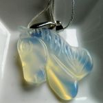 Biały opal, kamień w którym zaklęta jest tęcza, wisiorek z koniem - 