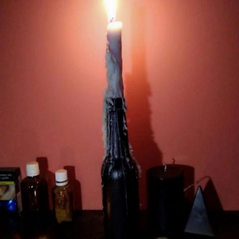 Czarny świecznik ze świecami.
