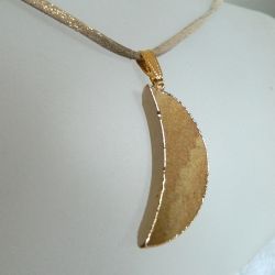 Brązowy jaspis obrazkowy, wisiorek półksiężyc w złocie