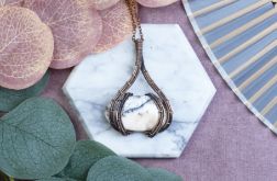 Miedziany wisiorek wire wrapping z opalem dendrytowym #523