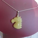 Jadeit żółty kamień radości, oryginalny wisiorek z koniem - 