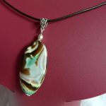 Wielobarwny agat turitella, piękny kamień, wisiorek na rzemyku - 