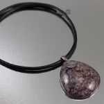 Czaroit i srebro - wisior rzemień - 