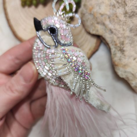 Unikalna aksamitna broszka ptak z piórami i kryształkami