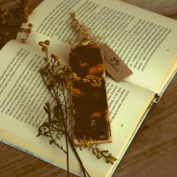 Zakładka do książki z kwiatem wrotyczu