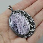 Czaroit w srebrze oksydowanym - wisior - 