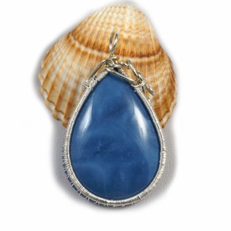 Opal, Srebrny wisior z opalem niebieskim