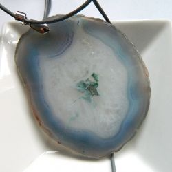 Błękitnoszary agat z kryształem, wisior