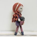 Lalka szydełkowa z misiem w torebce - lalka kolekcjonerska