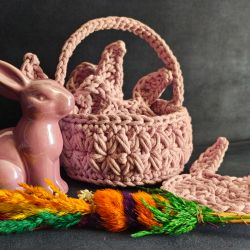Ręcznie robiony koszyczek w zestawie z podkładkami z uszami królika