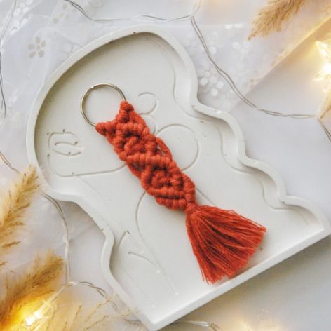 Prosty makramowy breloczek - rudy | Makrama