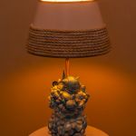 Lampa You and Yourshellf w stylu Hamptons NY - Lampa z włączonym światłem