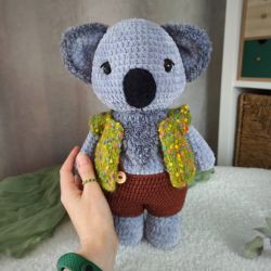 Miś koala w ubraniu, Miś pluszowy na szydełku, Miś na prezent dla dziecka