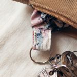 Beżowe etui na klucze ze sztruksu - 