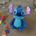 Maskotka Stitch, Zabawka pluszowa Stitch, Prezent dla dziecka - Kolorystyka - nasączony niebieski, ciemny granatowy, jasny turkusowy, jasny różowy.