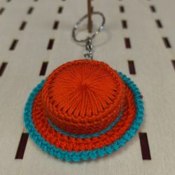 Ręcznie robiony brelok – mini kapelusz szydełkowy pomarańczowo- turkusowy