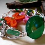 Piękny wisior - zielony agat w aureoli, metaloplastyka - 