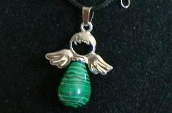 Aniołek z zielonym malchitem, delikatny wisiorek