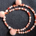 Naszyjnik - brzoskwiniowe puchatki - Brzoskwiniowe puchatki