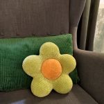 Poduszka kwiatek, Dekoracja wiosenna, Poduszka dla dziecka - Kwiatek zrobiony jest w delikatnych kolorach - jasnym pistacjowym i jasnym karmelowo-pomarańczowym.