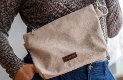 Beżowa prosta kopertówka z weluru