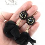 Letnie Kwiaty czarne Swarovski kolczyki - Letnie Kwiaty czarne z kryształami kolczyki na dłoni