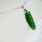 Zielony rzeźbiony jadeit - cykada, wisiorek - 