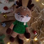 Jelonek pluszowy, Przytulanka reniferek, Pluszak dla dzieci - Do kołnierza przyszyty jest drewniany guzik.