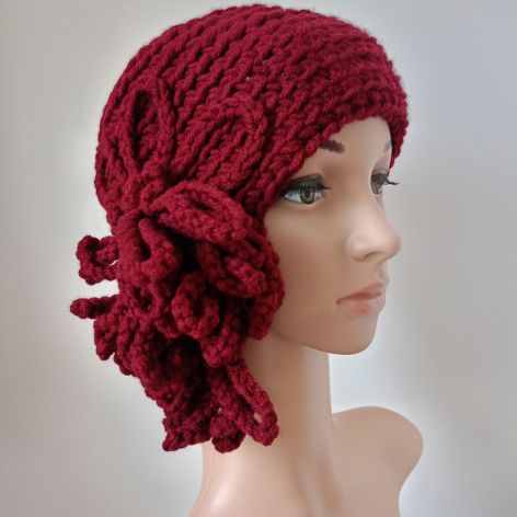 Elegancka czapka z kwiatem