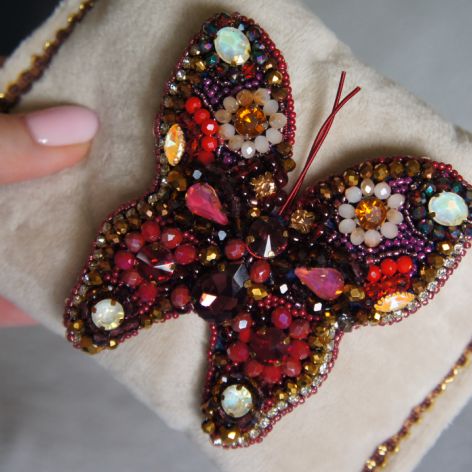 broszka z motylem z koralików w kolorze bordowym