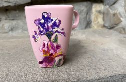 Różowy, porcelanowy kubek ręcznie malowany Irysy
