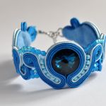Bransoletka niebieska ze szklanymi kaboszonam - bransoletka jest oryginalna i pięknie prezentuje się na nadgarstku