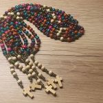 Różnokolorowy drewniany różaniec - 