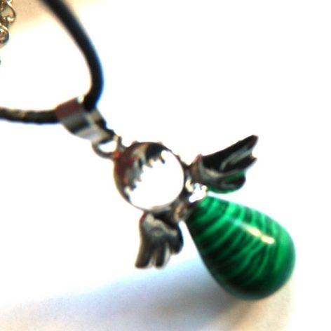 Aniołek z zielonym malchitem, delikatny wisiorek
